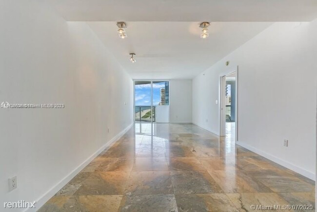 Building Photo - 1 br, 1 bath Condo - 6365 Collins Ave UNFU...