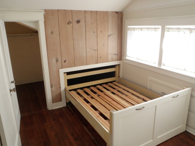 Building Photo - 5046 NE Mallory Ave