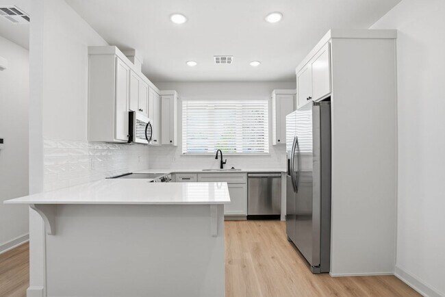 Building Photo - 3 Bed | 2 Bath Luxury Duplex