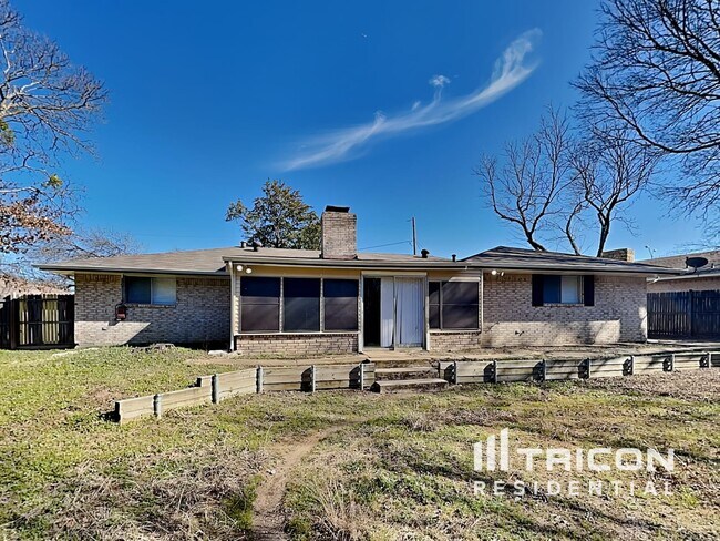 Building Photo - 545 Sharp Dr