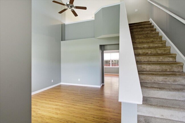 Building Photo - 3 Bedroom 2 Bathroom Home