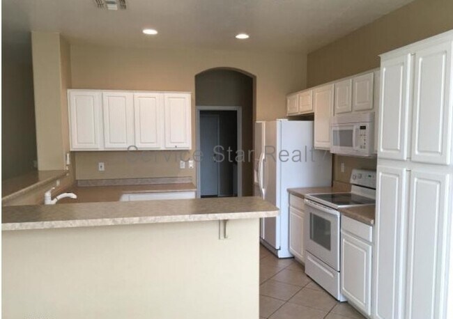 Building Photo - 4745 E Bellerive Dr