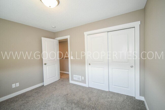 Building Photo - MUST SEE!!! Beautiful two story with 4 Bed, 2.5 Bath Home in De Soto.