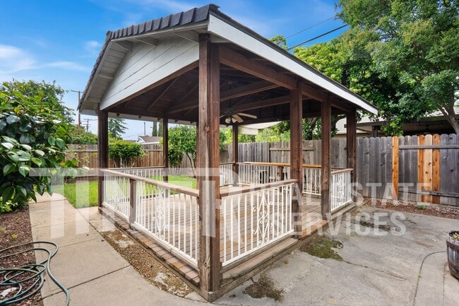 Building Photo - 8665 Everglade Dr