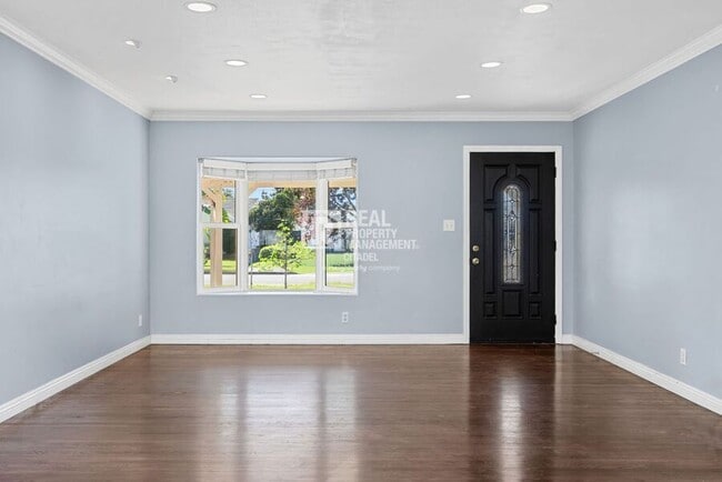 Building Photo - 1425 W Woodcrest Ave