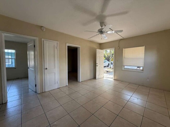 Building Photo - Nice 2-1 house