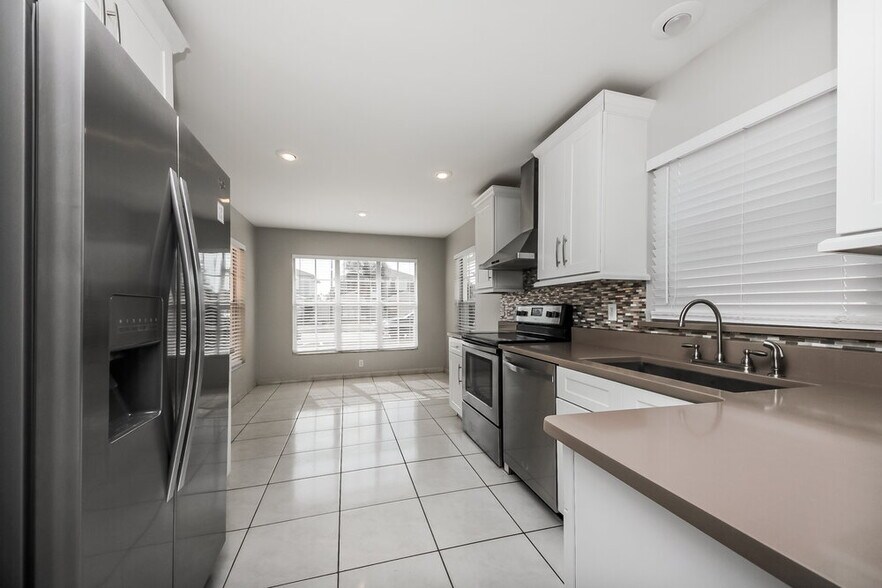Building Photo - 3227 Brewster Dr