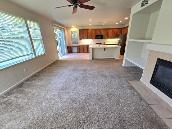 Building Photo - Wonderful 4 bedroom 3 full bath in the Wildhorse Golf Course Community.