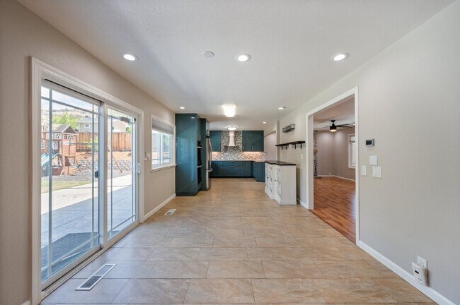 Building Photo - 3661 Slopeview Dr