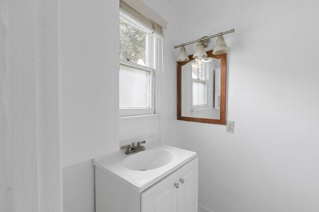 Building Photo - Cozy 3-bedroom Home Nestled in Encino!