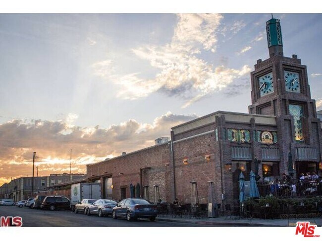 Building Photo - 1850 Industrial St