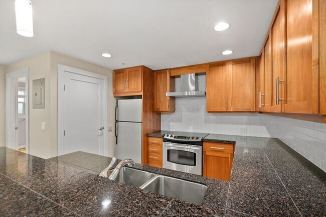 Building Photo - Fabulous Urban Retreat Condo in Celebrated...