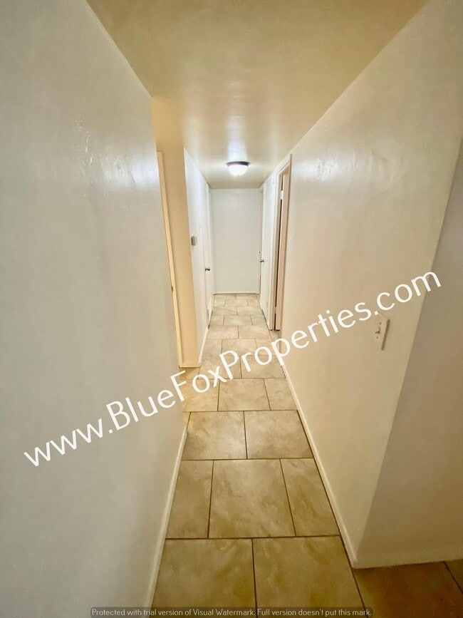 Building Photo - 3807 E Dover Stravenue