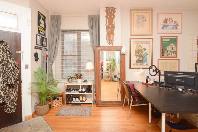 Building Photo - 945 N Hoyne Ave