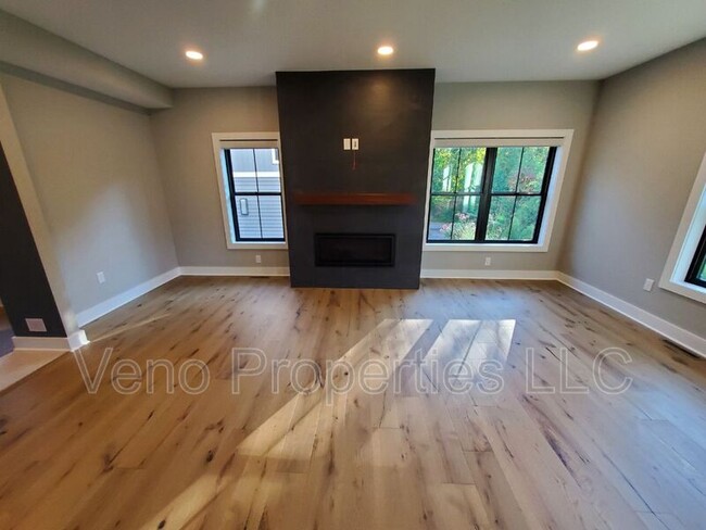 Building Photo - 154 Elm St