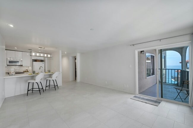 Building Photo - 565 Esplanade