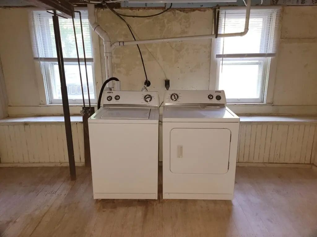 Building Photo - 390 N Clay Rd