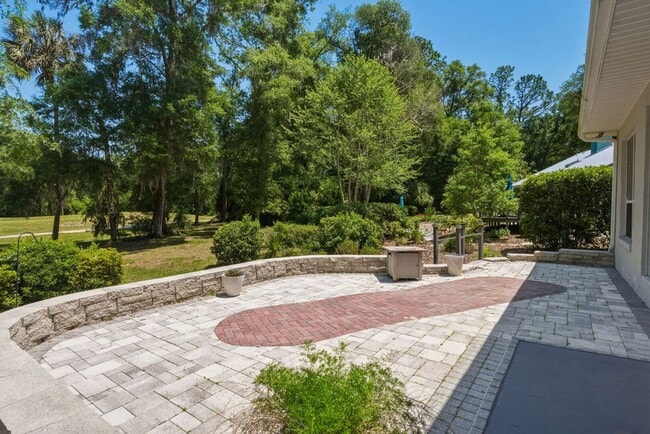 Building Photo - Must See Immaculate 3/2 Rainbow Springs with Lanai