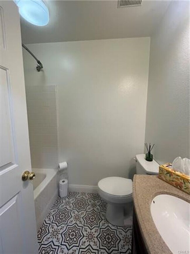 Building Photo - Beautifully designed townhome