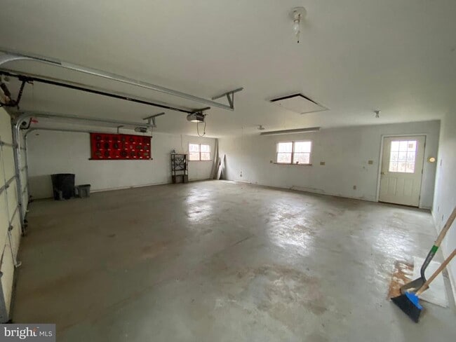 Building Photo - 2063 Hill Rd