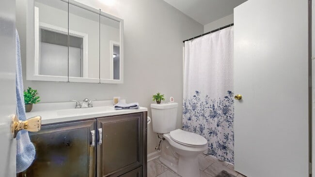 Building Photo - 2 Bed 2 Bath Condo Just Minutes from NAS Oceana Dam Neck in Virginia Beach!