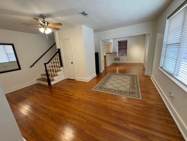 Building Photo - Available Now! The Villa Condo 3 BR Must See