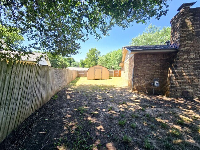 Building Photo - 3 Bed 2 Bath 2 Car Garage in Shawnee!
