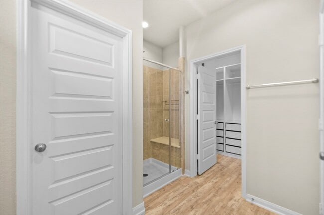 Building Photo - 9911 Brickhouse Dr