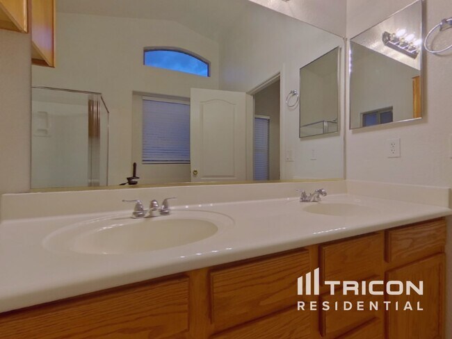 Building Photo - 16085 W Kendall St