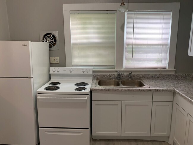 Building Photo - 624 E Division St