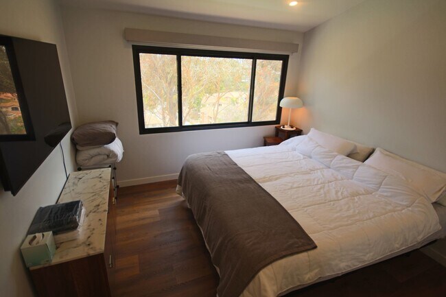 Building Photo - Furnished Recently Renovated Townhome