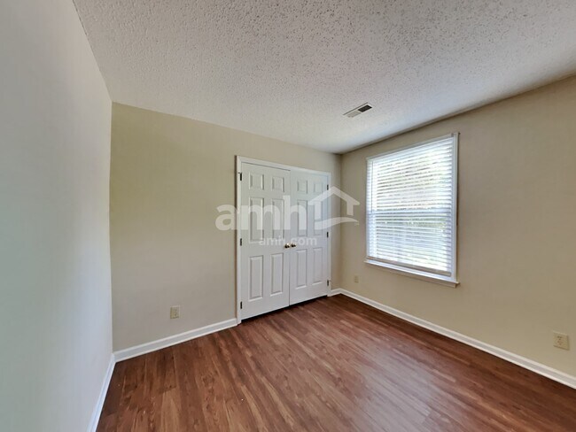 Building Photo - 7401 Kinsmore Ln