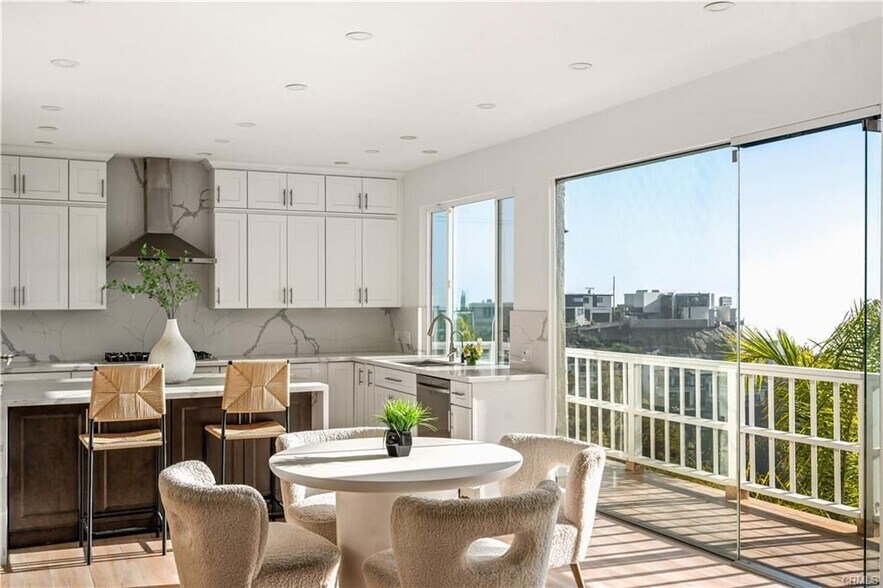 Building Photo - 2019 Sunset Plaza Dr