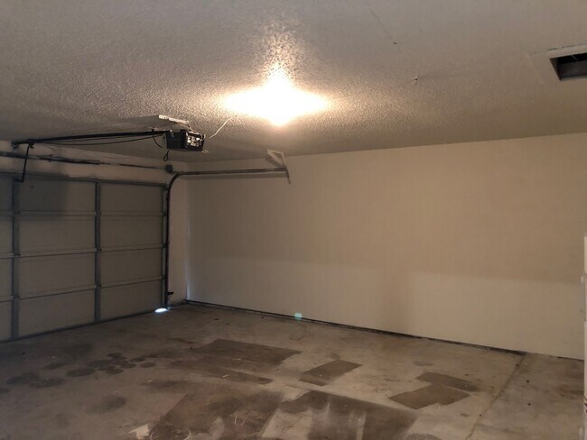 Building Photo - 3/2/2 Great neighborhood!  Move in Ready!