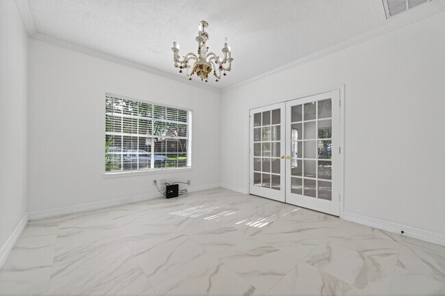 Building Photo - 2431 Parkwood Ln