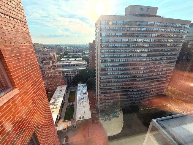 Building Photo - 2909 N Sheridan Rd