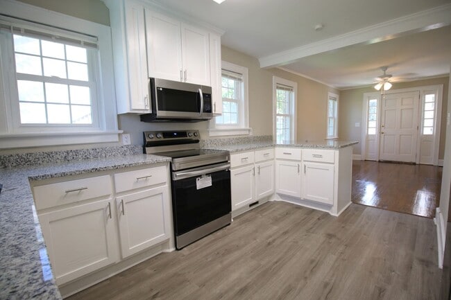 Building Photo - Charming 2 Bedroom, 1 Bath Brick Home in a Prime Location *No Students*