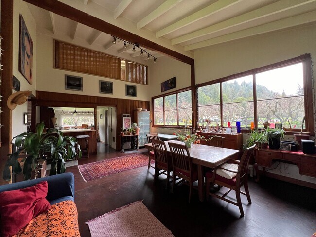 Building Photo - 1,100 square foot cottage on private 80 ac...