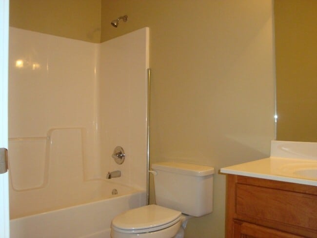 Building Photo - Charming 3BR/2BA Home with Fenced Yard, Ga...