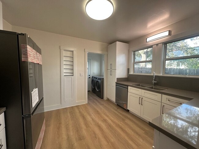 Building Photo - East Side Charming Home