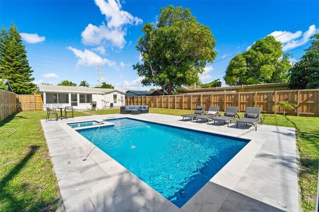 Building Photo - 1464 NE 24th St