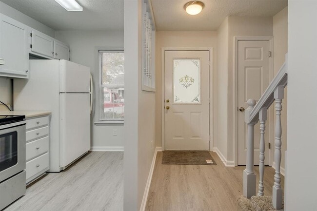 Building Photo - Remodeled 2 bedroom 1.5 bathroom townhome ...