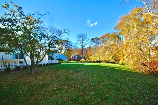 Building Photo - 106A Comstock Hill Ave