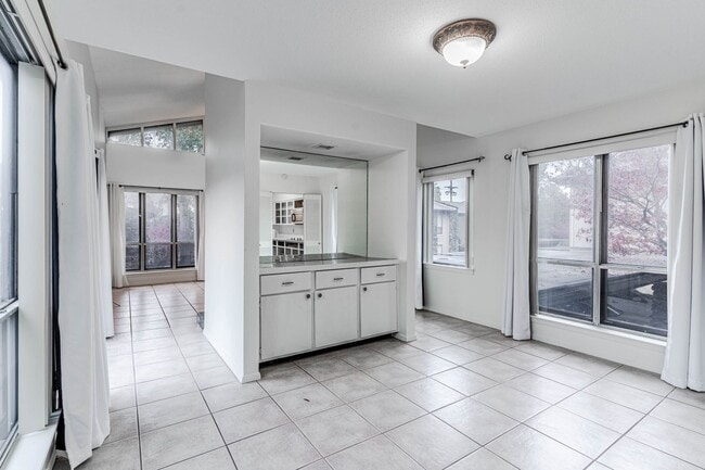 Building Photo - 2BD/2BA Condo located in Perkins Gardens