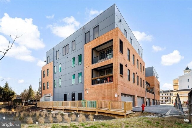 Building Photo - 210 E 2nd St