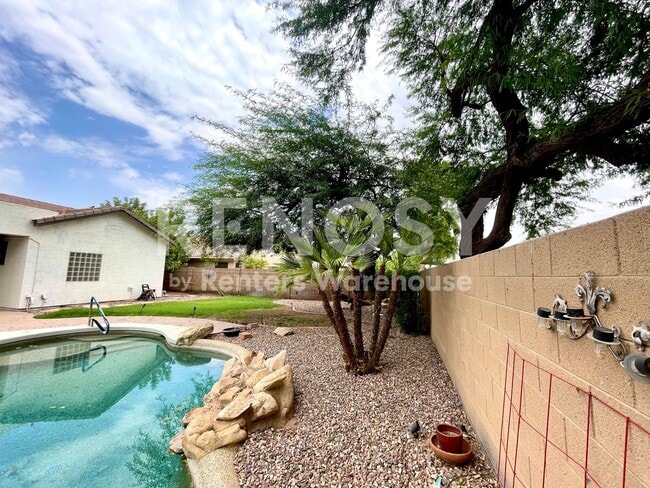 Building Photo - 637 W Citrus Way