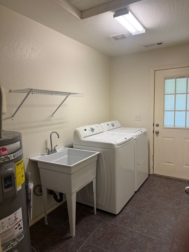 Building Photo - 3BED2BATH - LARGE FENCED BACK YARD, CENTRAL AC/HEAT, STAINLESS STEEL APPLIANCED, WASHER/DRYER HOOKUP
