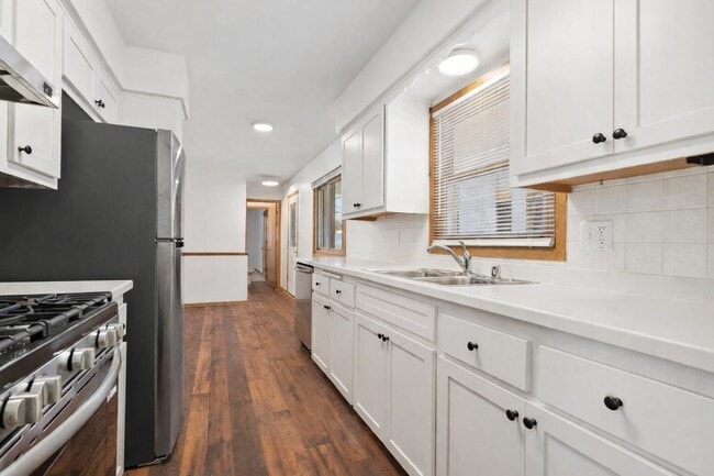 Building Photo - 2450 S 95th St