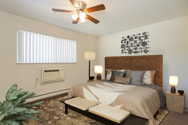 Building Photo - Hilltop at Valley Hi