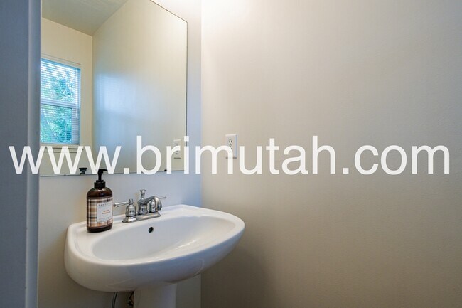 Building Photo - 1147 E Garfield Ave